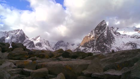 la luz celestial fluye sobre una hermosa costa cubierta de nieve en medio de fiordos al norte del círculo polar ártico en las islas lofoten noruega