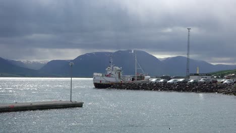 a fishing boat is docked in a harbor in iceland