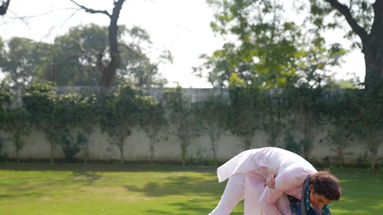 hombres indios divirtiéndose en la fiesta de holi