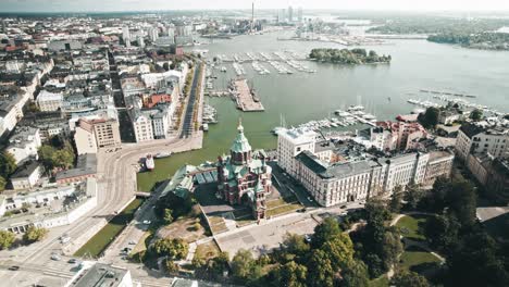 Drone,-Aéreo,-Volando-Hacia-La-Catedral-De-Uspenski,-Helsinki,-Finlandia