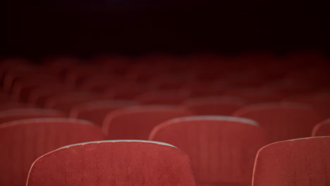 leerer kino-sitz vor der premiere