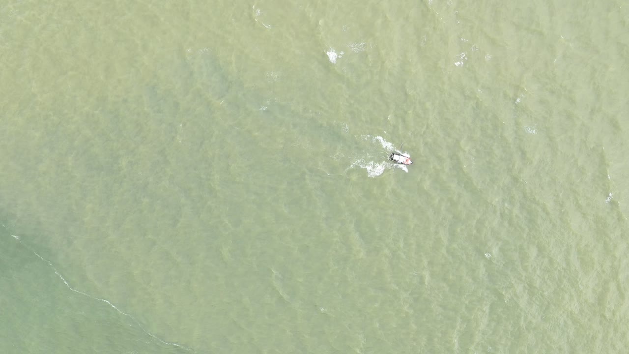 vista aérea superior de un pequeño barco pesquero tradicional de madera en el océano