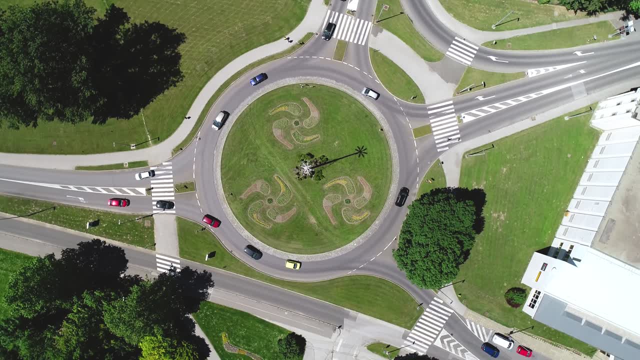 vista aérea de la intersección de la rotonda de tráfico, ciudad de cakovec en croacia