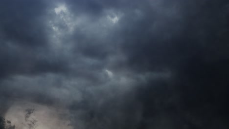 Gewitter-Und-Gewitterwolken-Am-Himmel