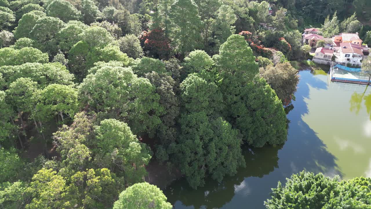 온두라스 산타루시아의 그림 같은 시골 마을에 있는 울창한 숲과 조용한 호수