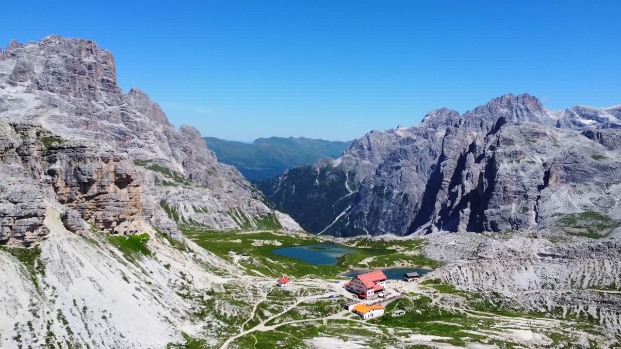 Tre Cime di Lavaredo, Dolomitler, İtalya yakınlarındaki doğal parkurda yürüyüş yapan turistler