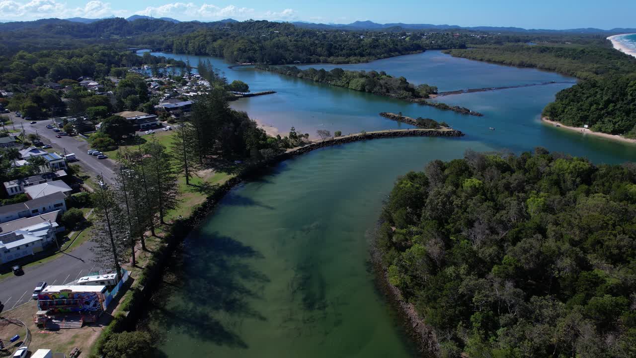 Brunswick Heads Town: río Brunswick, Simpsons Creek y reserva natural de Brunswick Heads en Nueva Gales del Sur, Australia. - Toma aérea ascendente