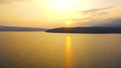 &quot;lago-Tzirahuén-En-Michoacán,-México,-Cautiva-Con-Su-Belleza-Natural:-Aguas-Cristalinas-Rodeadas-De-Montañas,-Un-Sereno-Y-Encantador