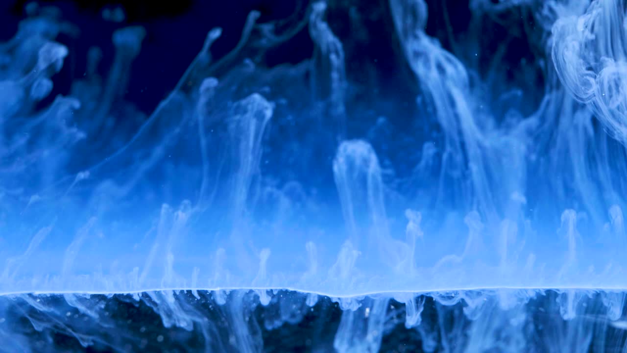 물 속 의 파란색 잉크 페인트 배경