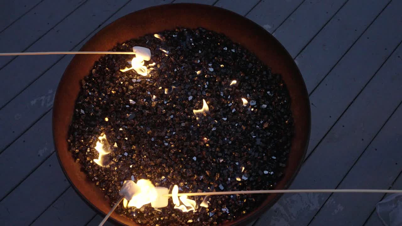 모닥불에 마시멜로 굽기