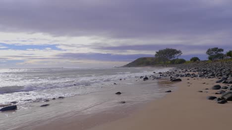 olas rodando hacia la playa rocosa - crescent head nsw australia