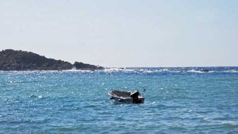lancha flotando en el mar azul claro en la playa de jerusalén en grecia - tiro estático