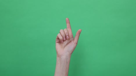 manos haciendo algunas figuras simbólicas en la llave de croma verde