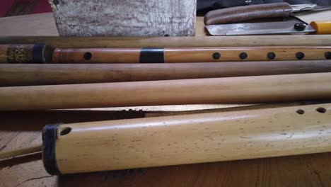 flautas de bambú indonesias en primer plano, instrumentos musicales de madera tradicionales de asia, sumatra, bali y java