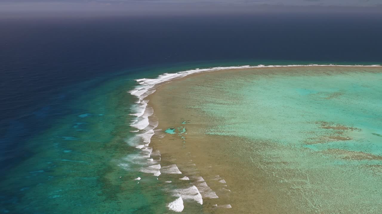 깊고 푸른 태평양을 만나는 통가의 얕은 암초 시스템의 높은 공중 비행