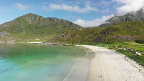 Impresionantes-Imágenes-De-Drones-De-La-Playa-De-Vik-Y-Hauklandstranda-Noruega,-Paisaje-Costero-Aéreo