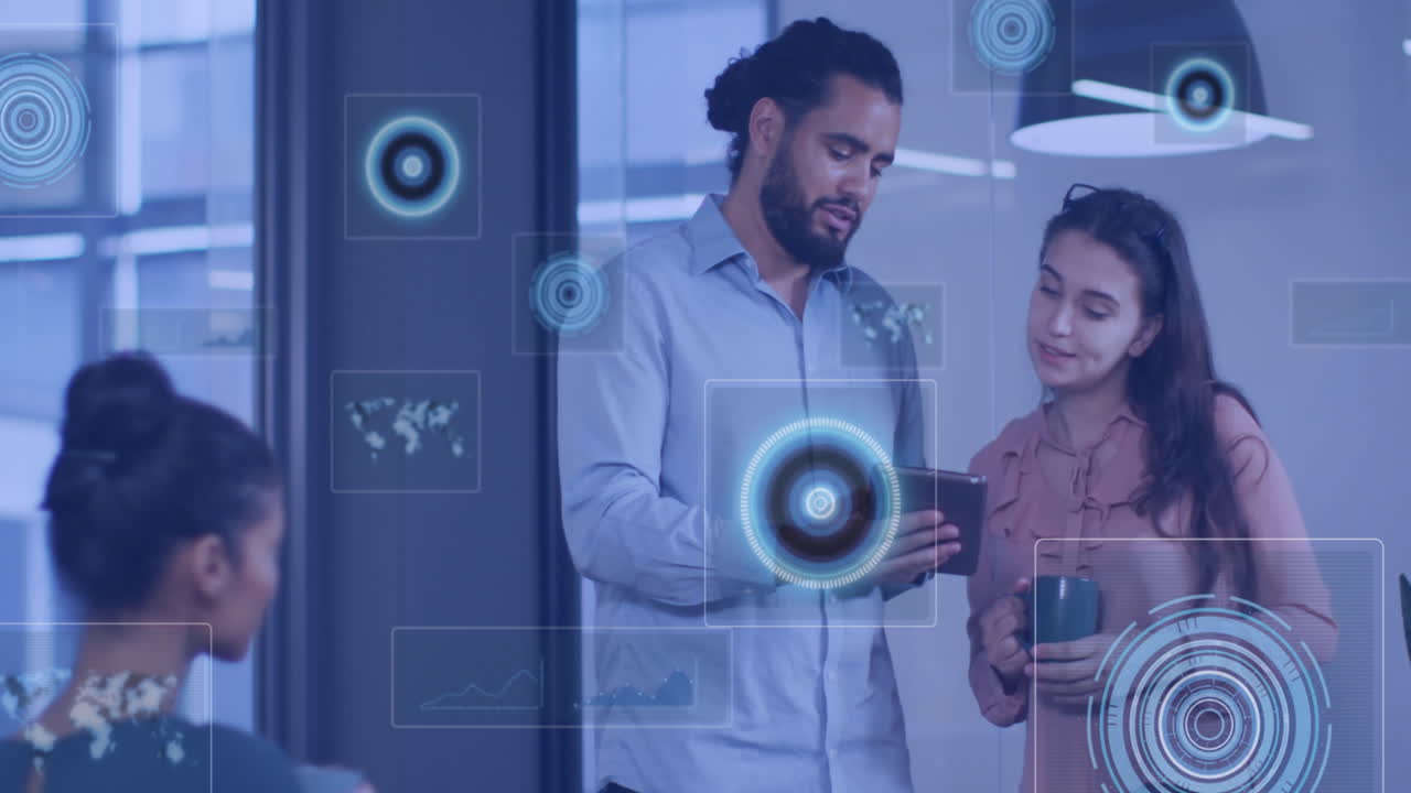 animación de datos en pantallas sobre diversos colegas de negocios masculinos y femeninos hablando en la oficina