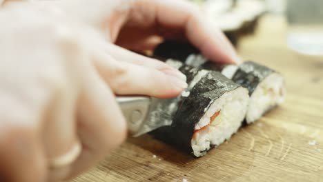 preparar sushi en una tabla de cortar, comida tradicional japonesa