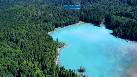 lago de fusine superior, alpes italianos. vuelos aéreos de aviones no tripulados.