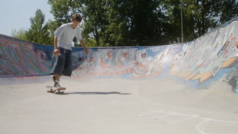 Kaukasischer-Junge,-Der-Im-Park-Skateboard-Fährt.