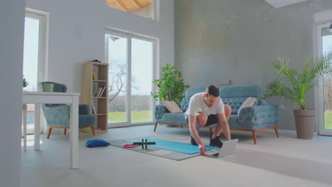 hombre preparándose para el ejercicio en casa