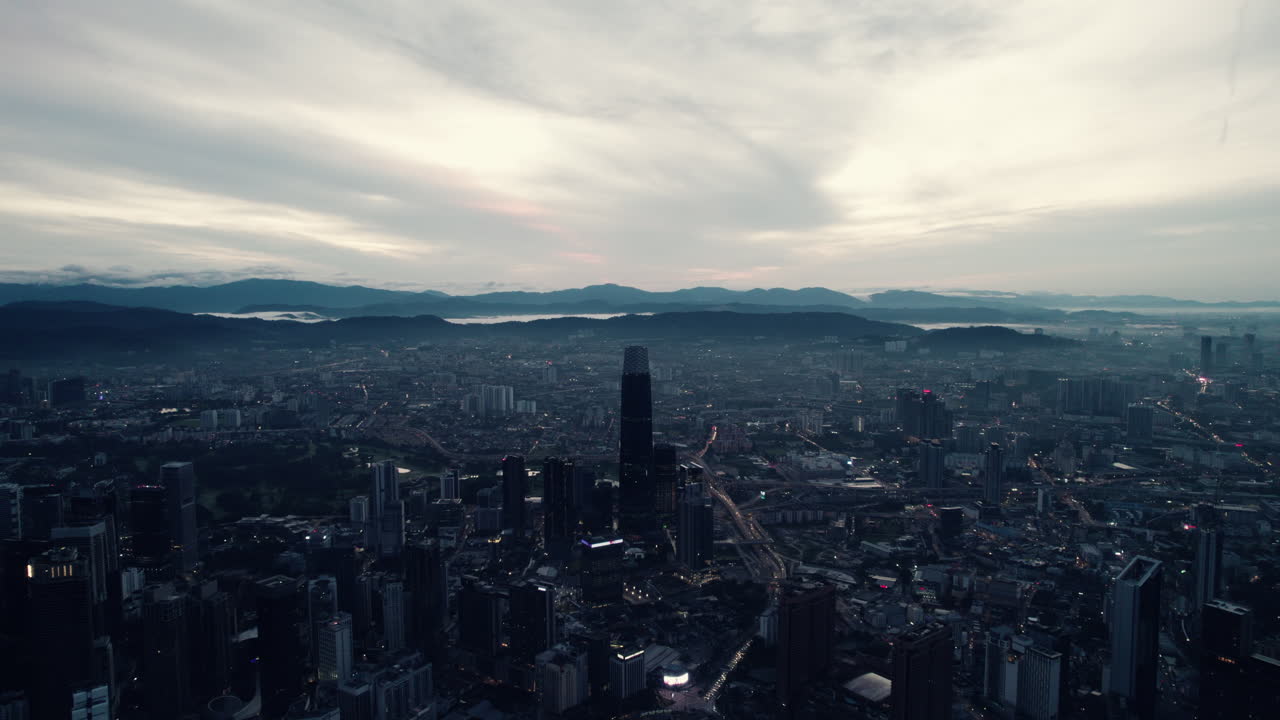 el intercambio 106 rascacielos súper alto en el centro al amanecer crepúsculo, tun razak intercambio de finanzas y centro de negocios, kuala lumpur, sudeste asiático, vista panorámica de avión no tripulado