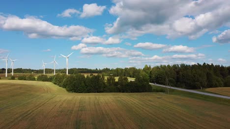 Vista-Aérea-Del-Parque-Eólico-O-Parque-Eólico,-Con-Turbinas-Eólicas-Altas-Para-Generar-Electricidad