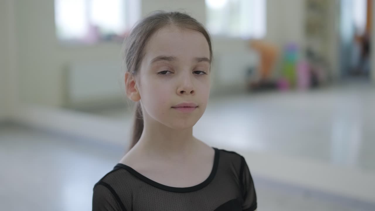 joven bailarina practicando movimientos de baile en el estudio