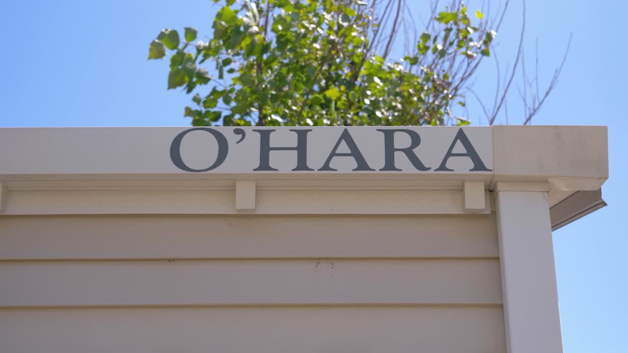 캠핑장에 주차된 모터카에서 가족 이름의 느린 동작