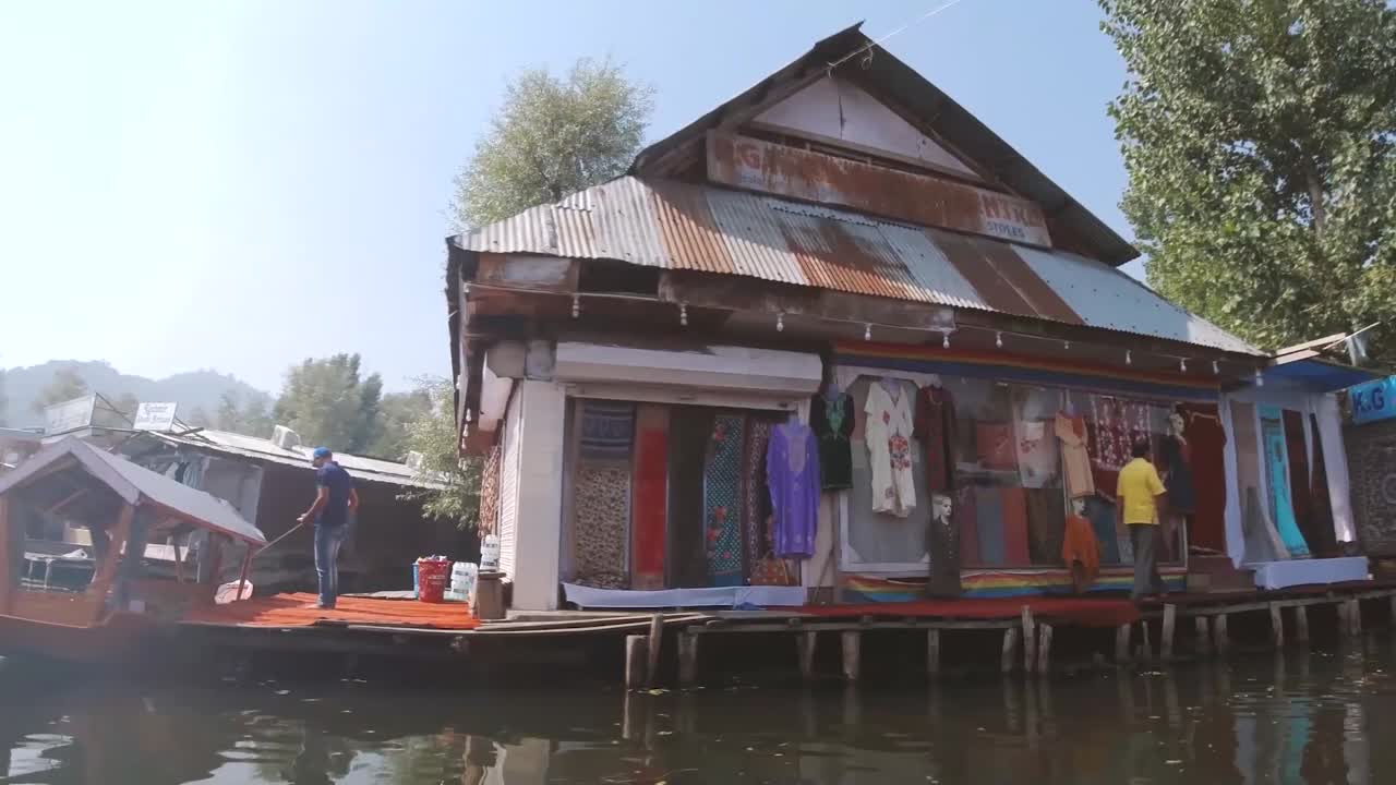 mercado flotante en una casa flotante en el lago dal, srinagar, valle de cachemira, india