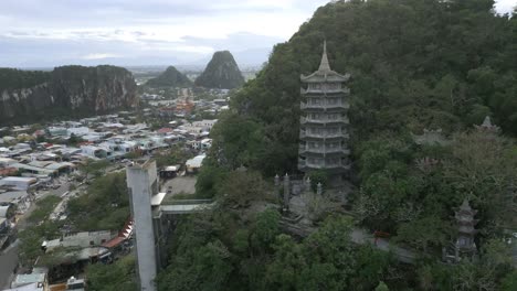 prachtige tempeltoren in da nang, marmeren bergen, vietnam op een bewolkte dag