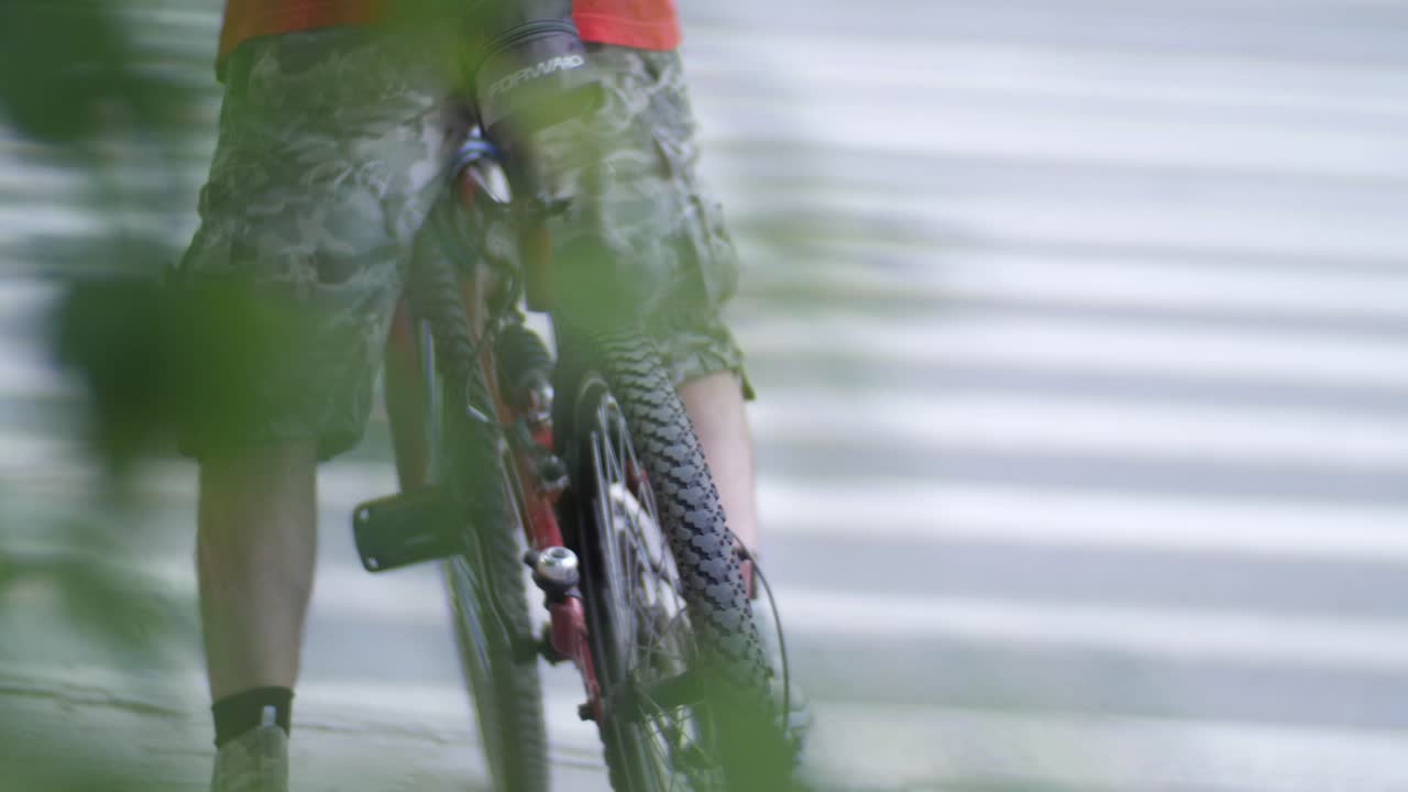 거리를 가로지르는 자전거 타는 사람