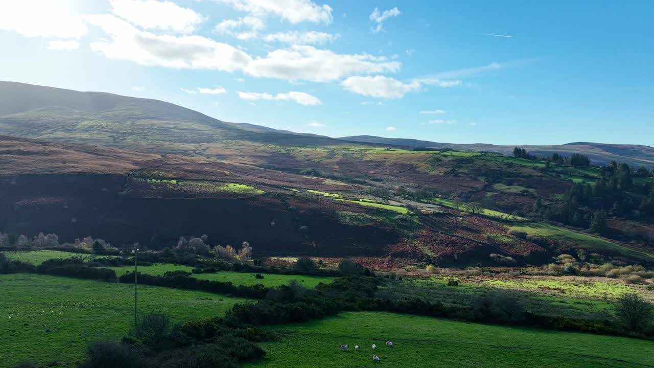 Paesaggio irlandese all'alba, vista aerea di un paesaggio invernale sul fianco della montagna, Monti Comeragh, Waterford