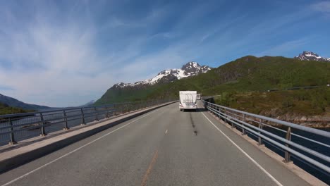 Fahrzeugperspektive-Autofahren-VR-Wohnwagen-Fährt-Auf-Der-Autobahn.-Tourismusurlaub-Und-Reisen.-Schöne-Natur-Norwegen-Naturlandschaft.