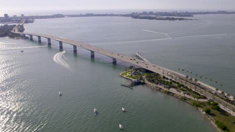 Vista-Aérea-De-La-Calzada-Del-Centro-De-Sarasota-Y-Barcos-En-El-Agua.