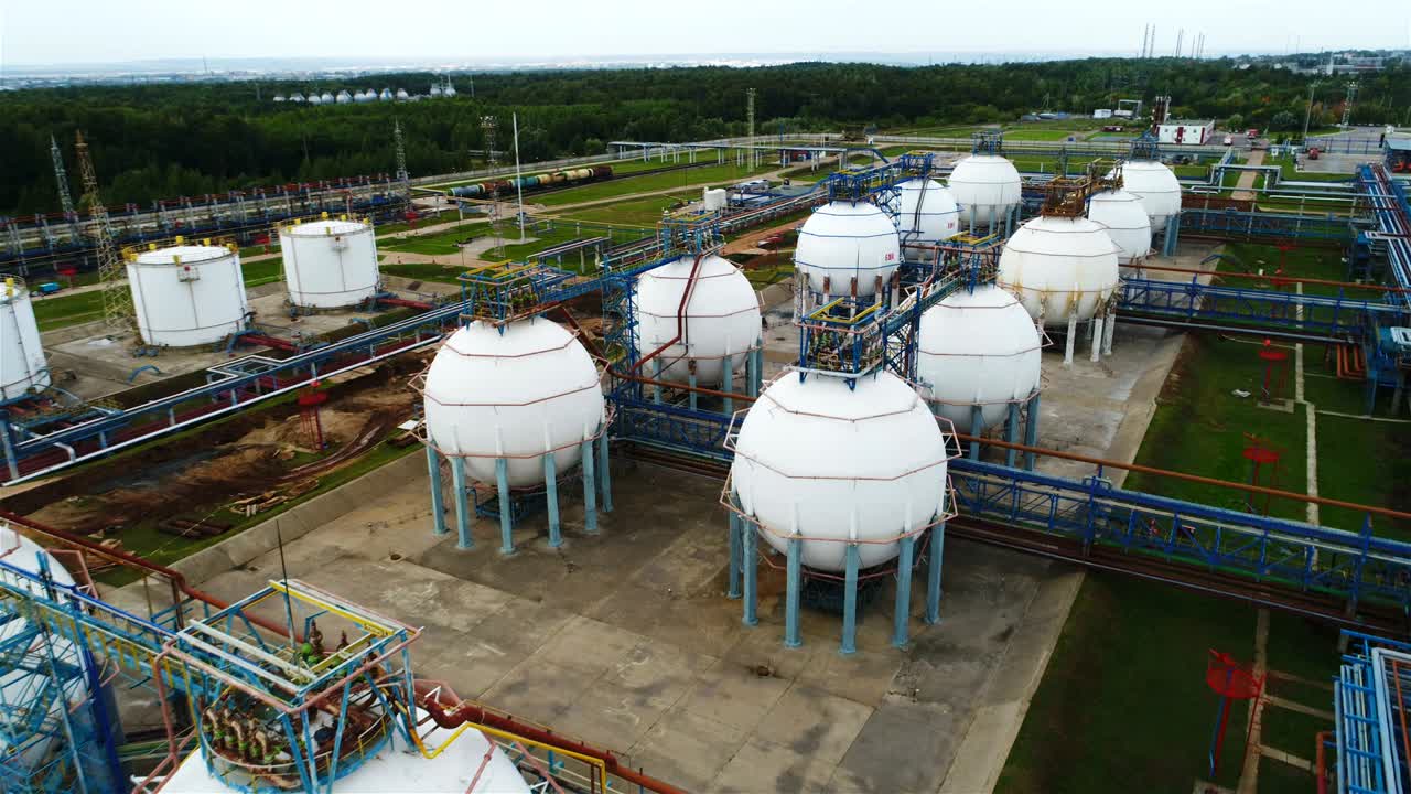 카메라가 위로 이동하여 구형 및 둥근 저수지를 보여줍니다.