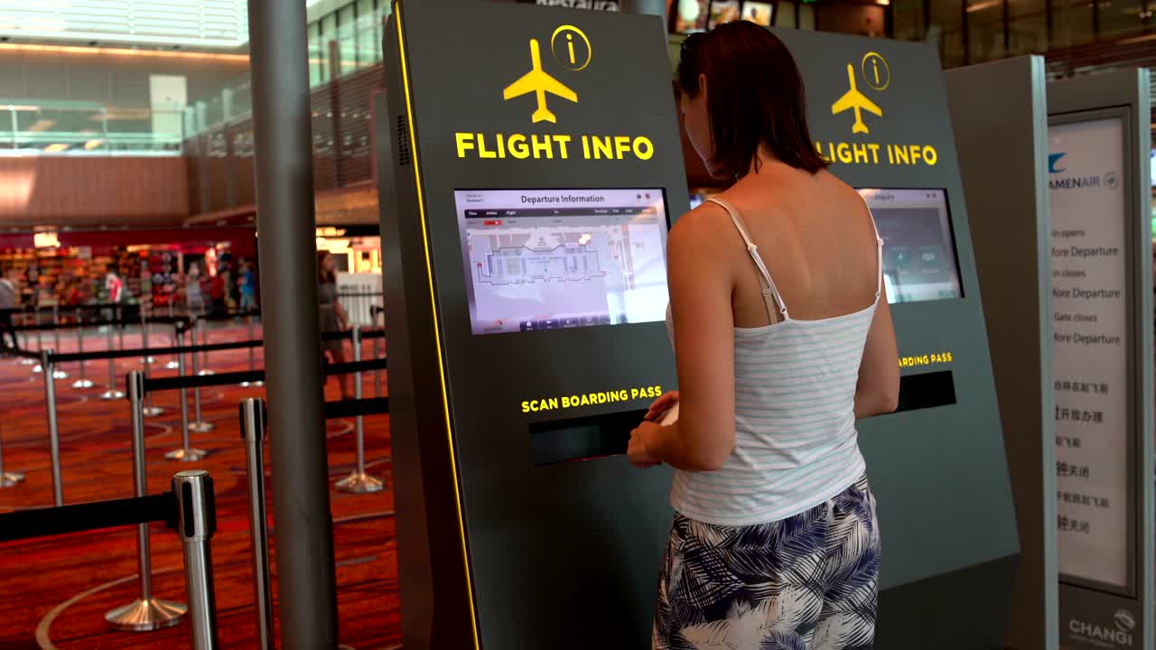 una mujer utiliza una terminal de información en el aeropuerto