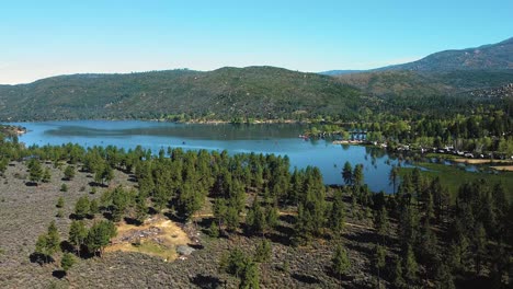 Embalse-Del-Lago-Hemet-En-California,-Estados-Unidos---Retroceso-Aéreo