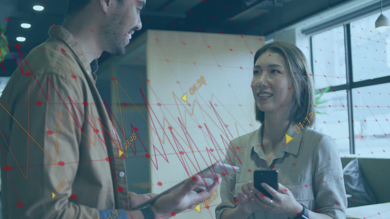 animación de múltiples gráficos con números cambiantes sobre diversos compañeros de trabajo discutiendo en la oficina