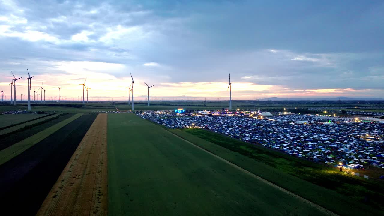 파노니아 필즈 ii, 니 ⁇ 스도르프, 오스트리아에서 엄청난 군중이 모인 노바 록 페스티벌 - 공중 드론 촬영