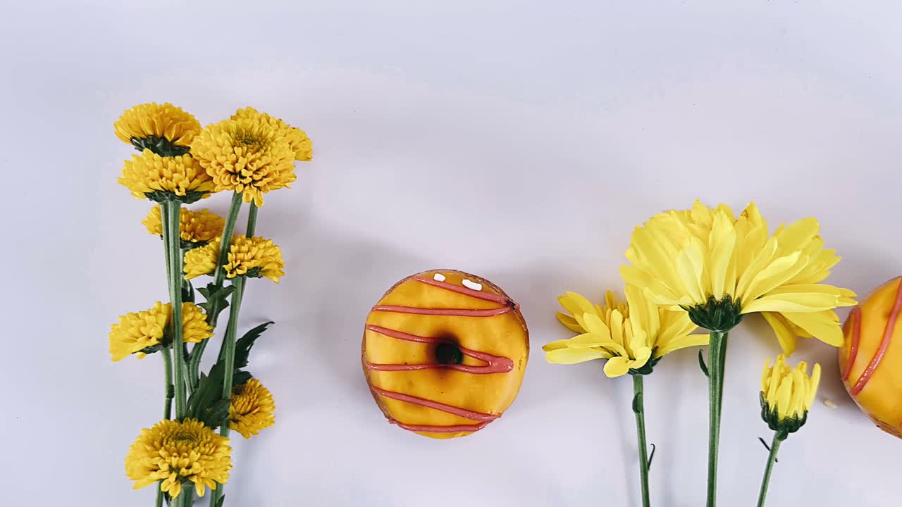 rosquillas amarillas y flores