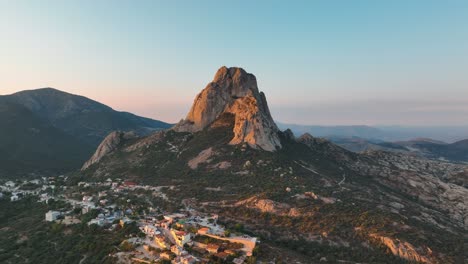 Toma-Cinemática-Y-Panorámica-Del-Peñón-De-Bernal-Con-Drone