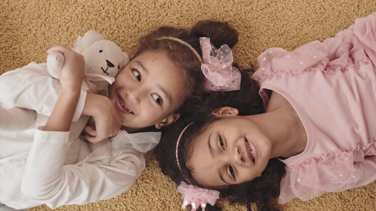 Meninas Deitadas no Chão Sorrindo