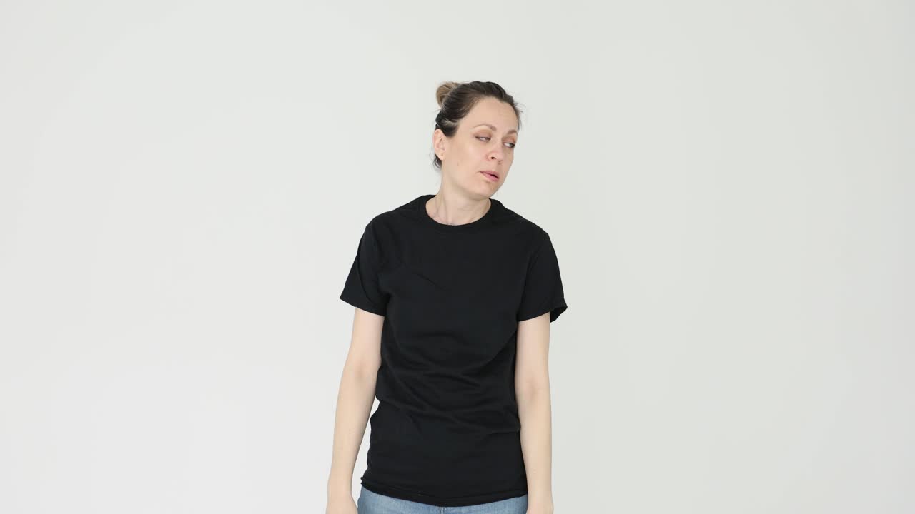 Donna stanca che si asciuga la fronte e si allunga il collo per la spossatezza