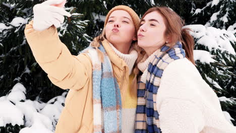 amigos tomando una selfie en la nieve