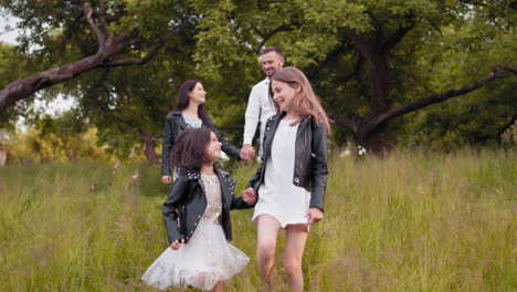 happy family picnics in the park