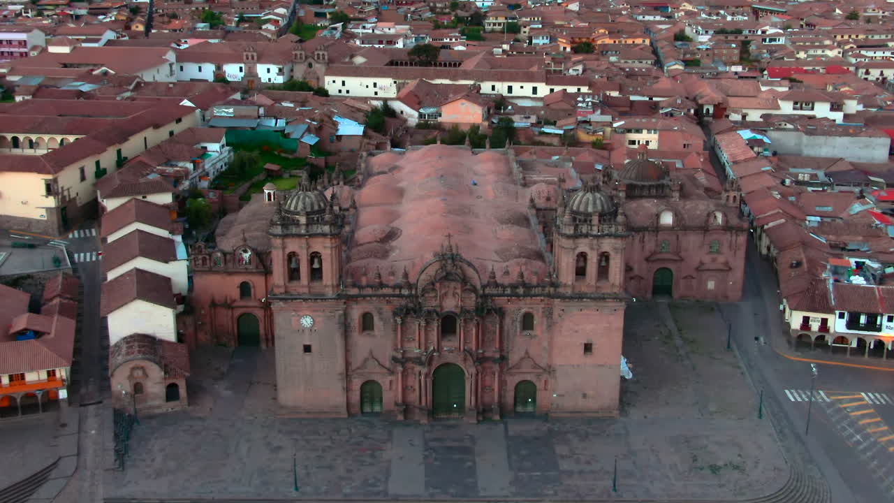 dolly en tilt up aérea sobre la fachada de la catedral de cusco revela el barrio de san blas