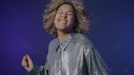 mujer feliz bailando