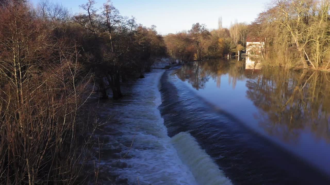 toma aérea de un bombardeo en normandía