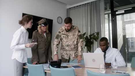 reunión en una oficina militar